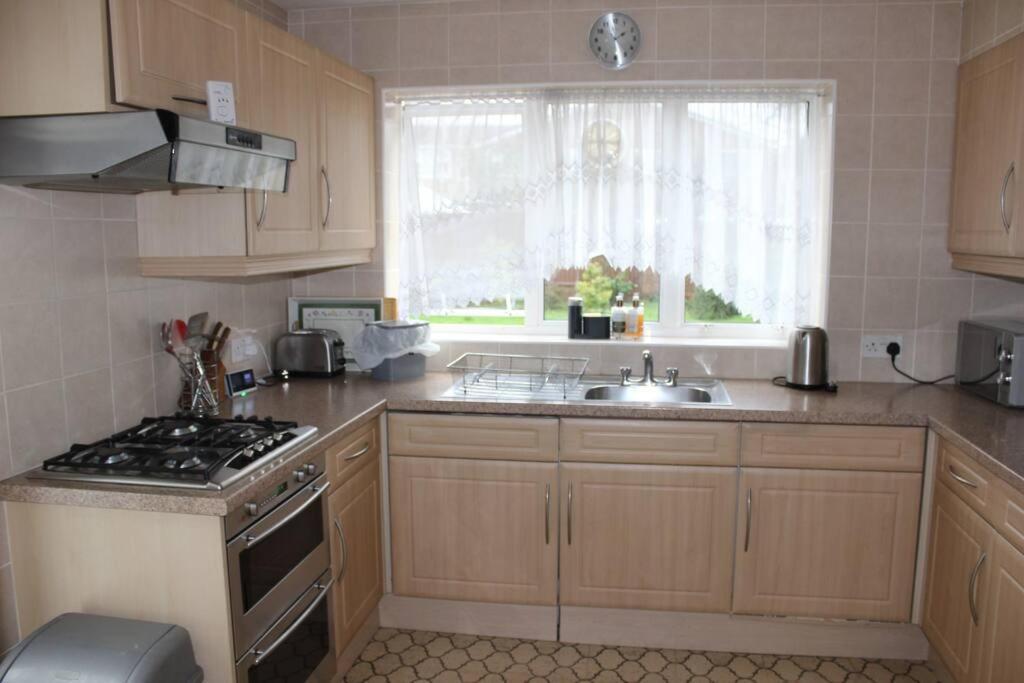 Nicely Decorated 3 Bedroom House Near Heathrow, London Staines-upon-Thames Zewnętrze zdjęcie