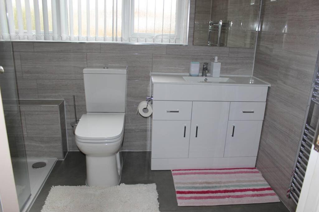 Nicely Decorated 3 Bedroom House Near Heathrow, London Staines-upon-Thames Zewnętrze zdjęcie