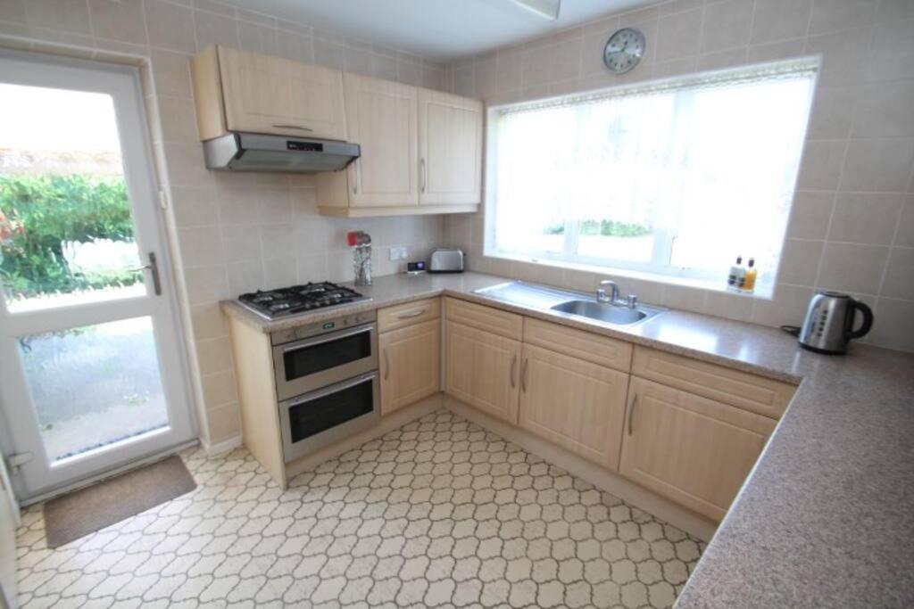 Nicely Decorated 3 Bedroom House Near Heathrow, London Staines-upon-Thames Zewnętrze zdjęcie