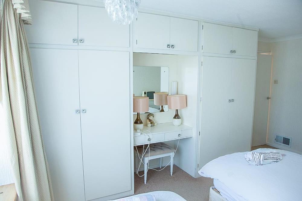 Nicely Decorated 3 Bedroom House Near Heathrow, London Staines-upon-Thames Zewnętrze zdjęcie