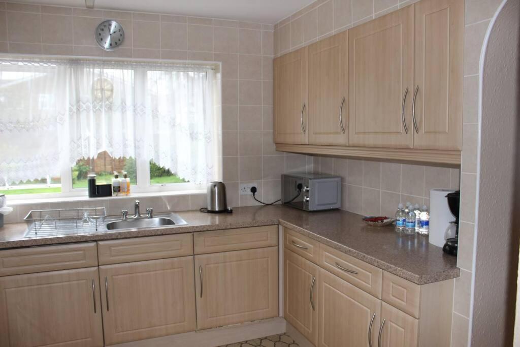 Nicely Decorated 3 Bedroom House Near Heathrow, London Staines-upon-Thames Zewnętrze zdjęcie