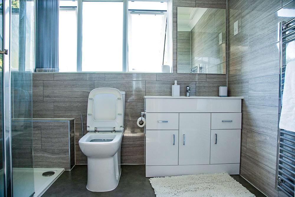Nicely Decorated 3 Bedroom House Near Heathrow, London Staines-upon-Thames Zewnętrze zdjęcie