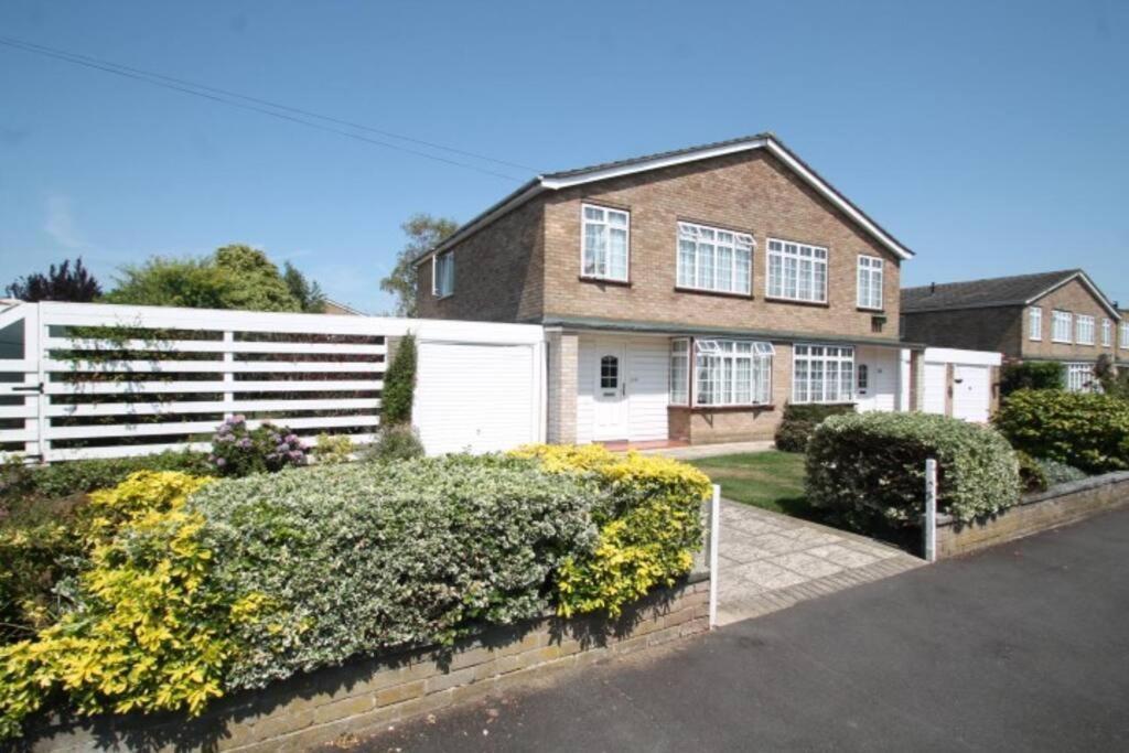 Nicely Decorated 3 Bedroom House Near Heathrow, London Staines-upon-Thames Zewnętrze zdjęcie