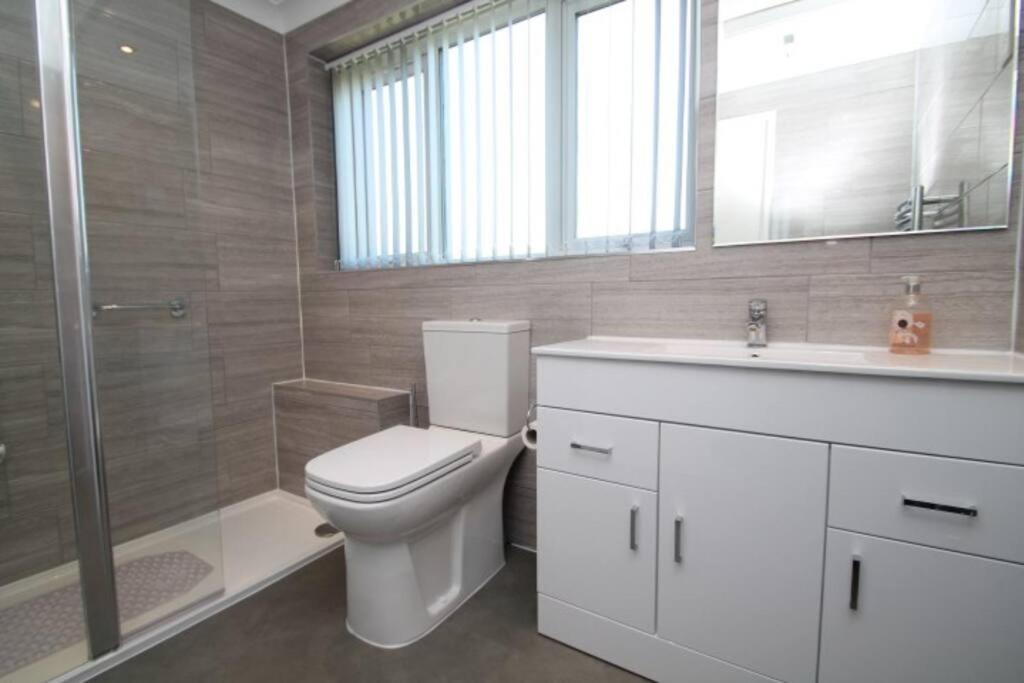 Nicely Decorated 3 Bedroom House Near Heathrow, London Staines-upon-Thames Zewnętrze zdjęcie