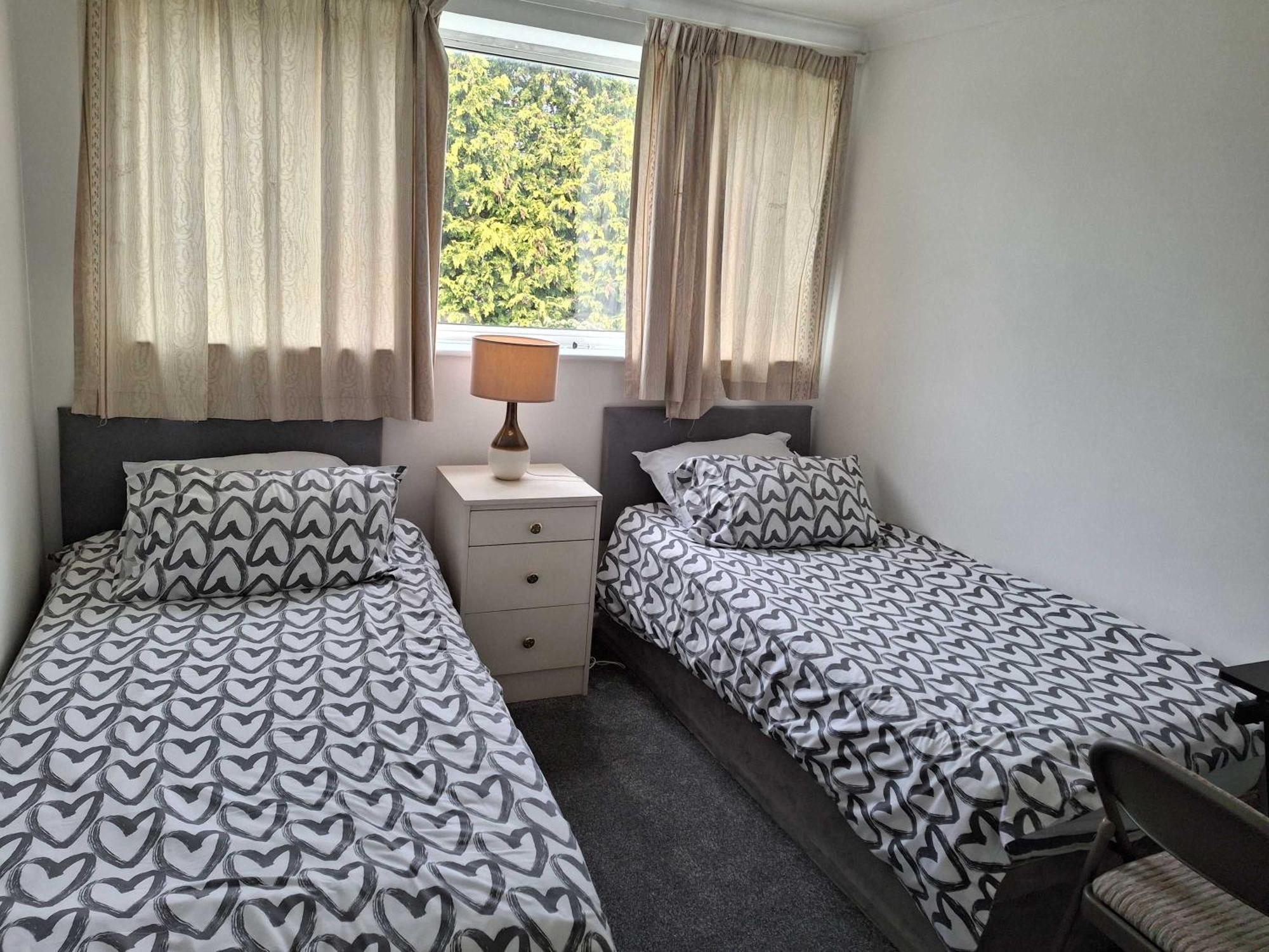 Nicely Decorated 3 Bedroom House Near Heathrow, London Staines-upon-Thames Zewnętrze zdjęcie