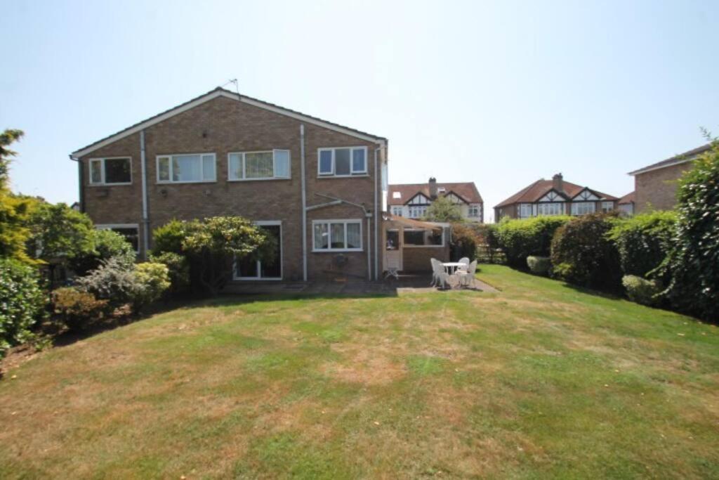 Nicely Decorated 3 Bedroom House Near Heathrow, London Staines-upon-Thames Zewnętrze zdjęcie